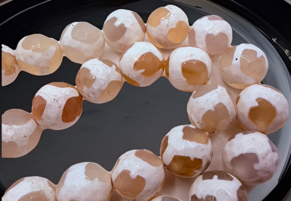 Designer Quality Agate Beads 10mm White And Beige Qty:12