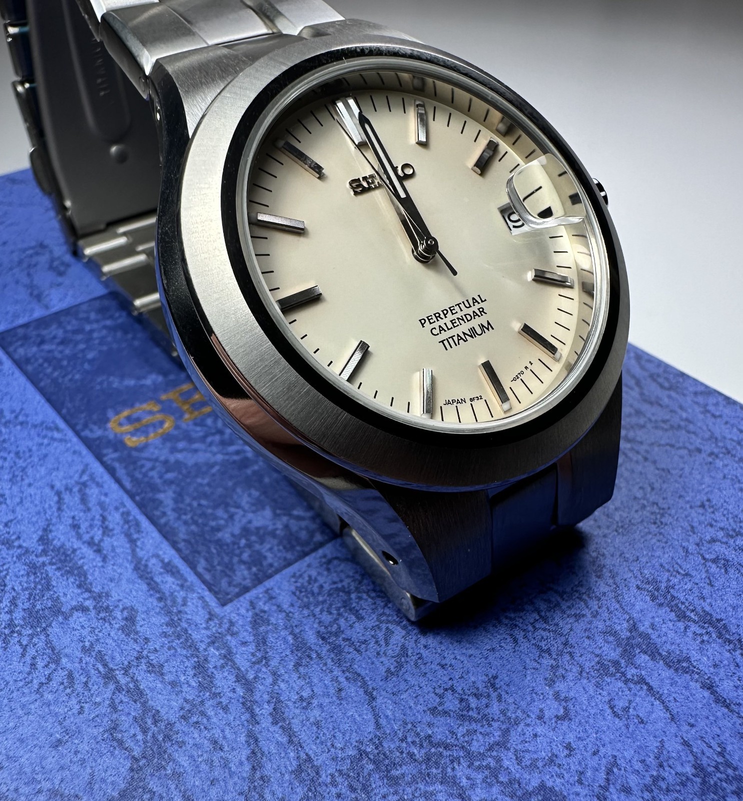 NEW SEIKO 8F32 0220 Perpetual Calendar Quartz Titanium Watch Mens Vintage