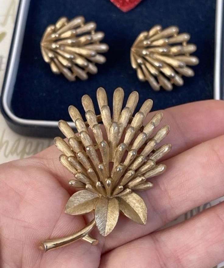 Trifari brooch flower & earrings 2 ps set vintage1960-1970s Signed
