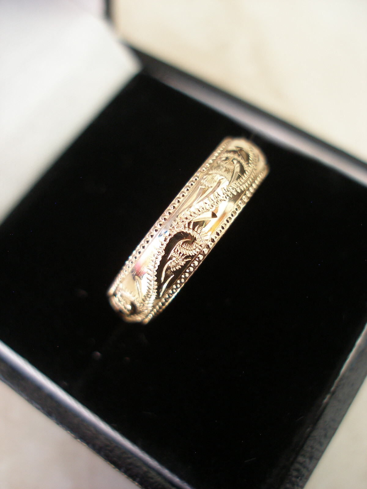 9 CARAT YELLOW GOLD 5MM HAND ENGRAVED HEAVY D SHAPE WEDDING RING BRAND NEW IN BX