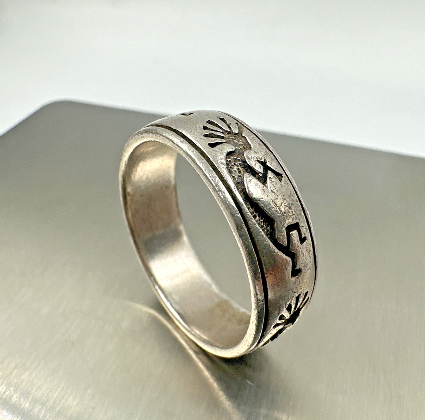 Peter Stone Sterling Silver 7.5mm Carved Kokopelli Rimmed Band Ring 925 Sz: 12.5