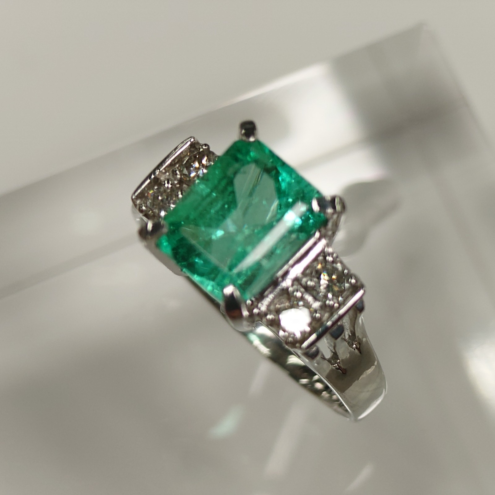 Emerald Ring, 900 Platinum RING Pt900 E2.36 D0.28 jew0001 Imported from Japan