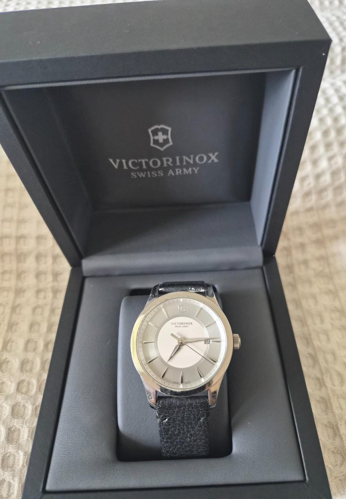 VICTORINOX Men’s 241823 Swiss Made Sapphire crystal Quartz Watch water Resist