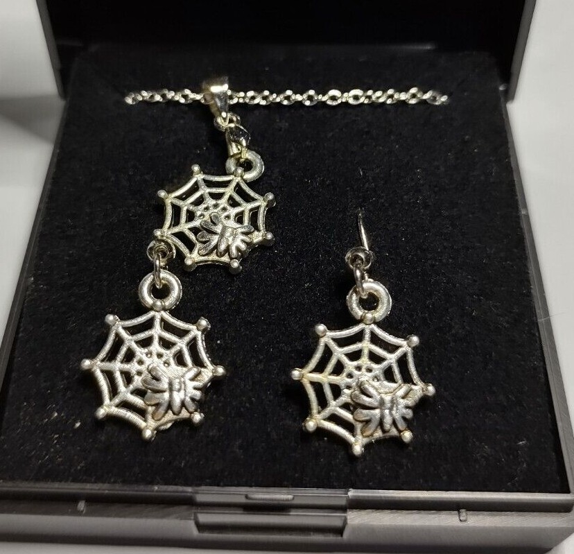 Hand made Spider jewellery sets. 18″ Silver tone chain. Free Gift box included