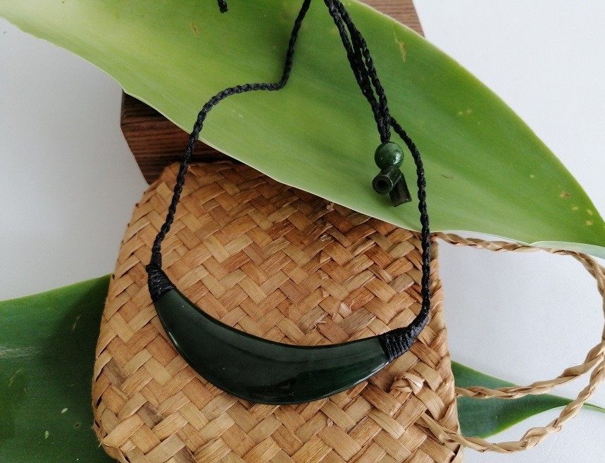 Beautiful New Zealand style Jade Polished Curve Pendant Necklace 69mm L Unisex