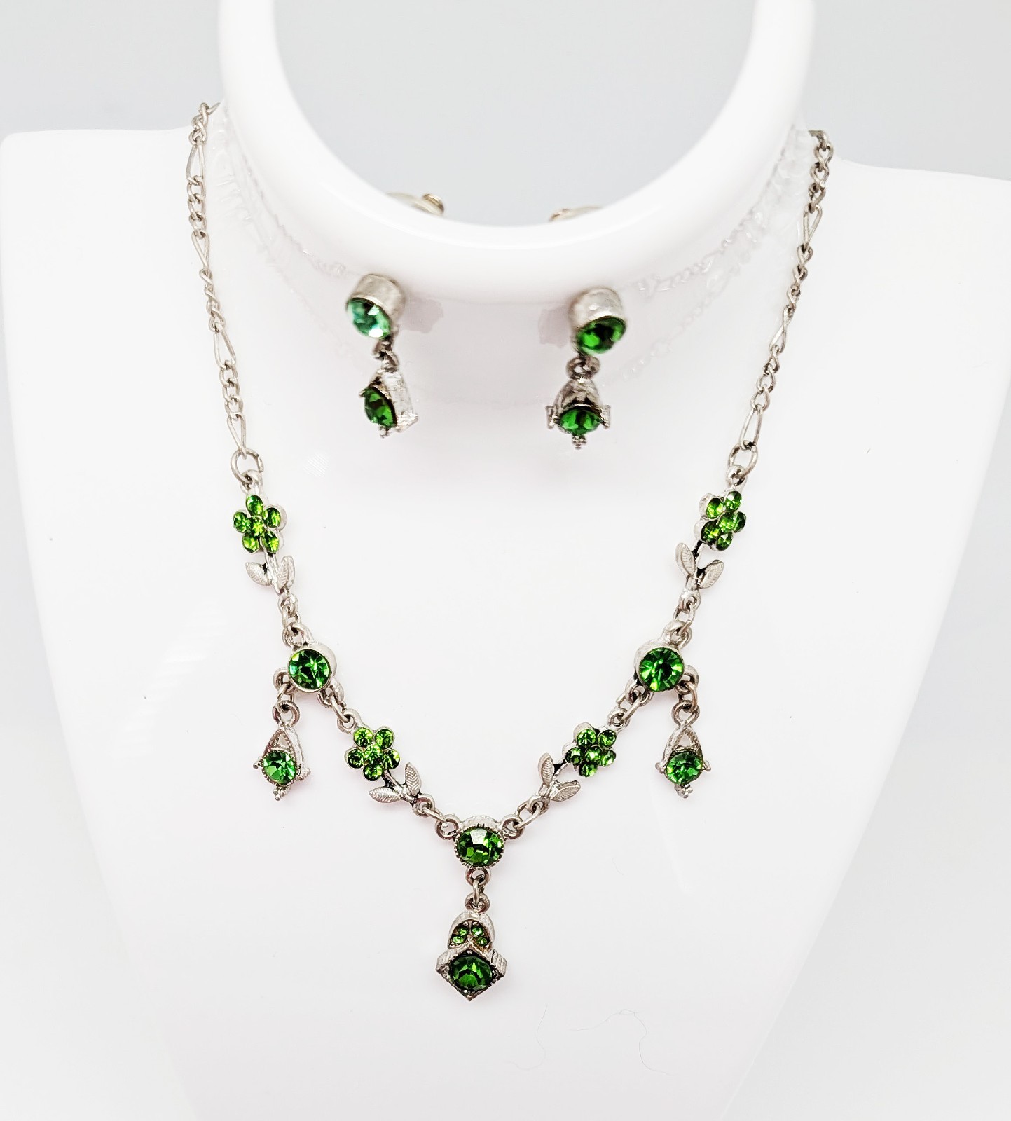 DESIGNER INSPIRED 16 in GREEN MULTI CRYSTAL SILVER TONE FLORAL DROP JEWELRY SET