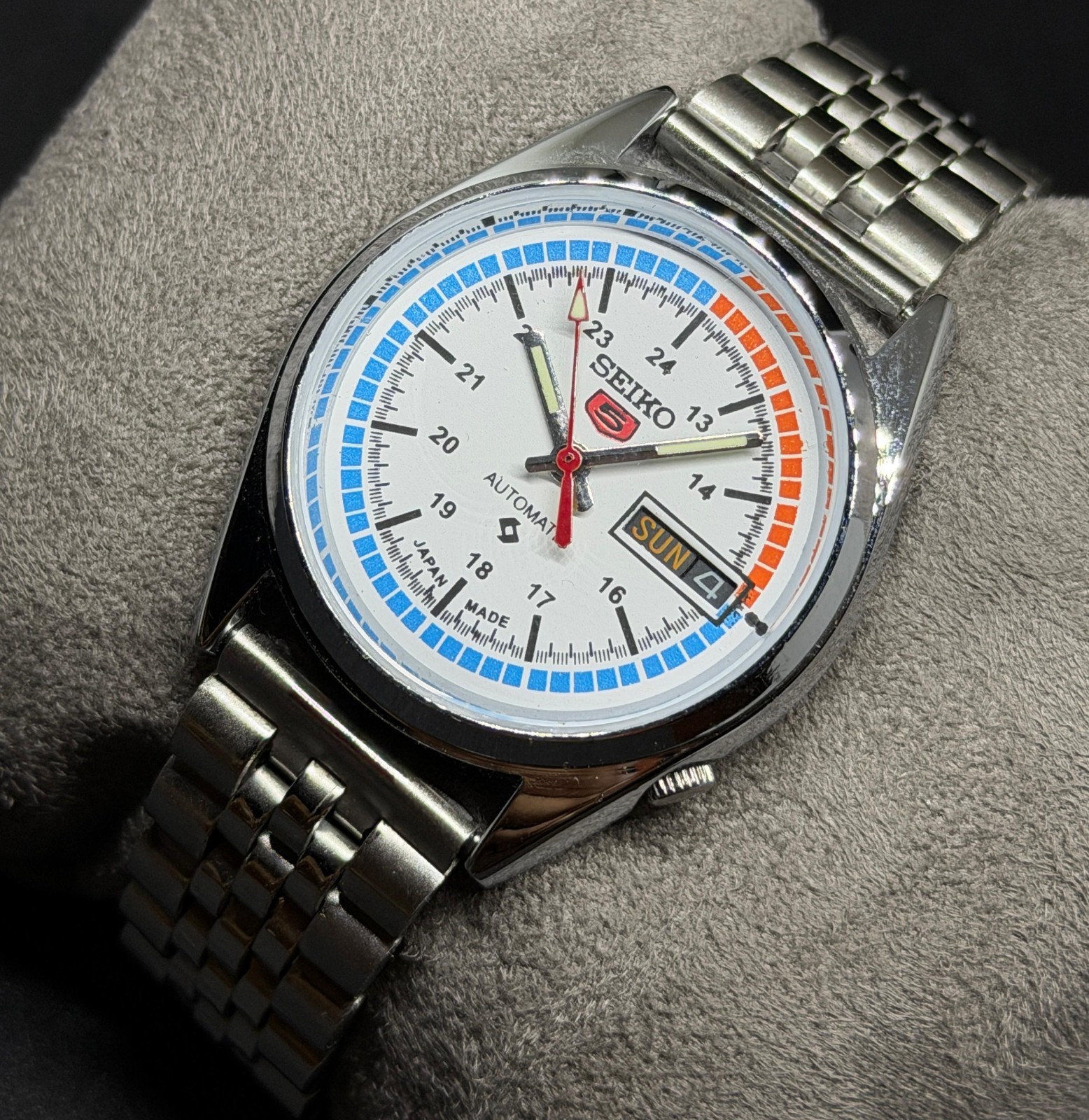 Vintage Seiko 5 Automatic Day/Date Japanese Men’s Wrist Watch