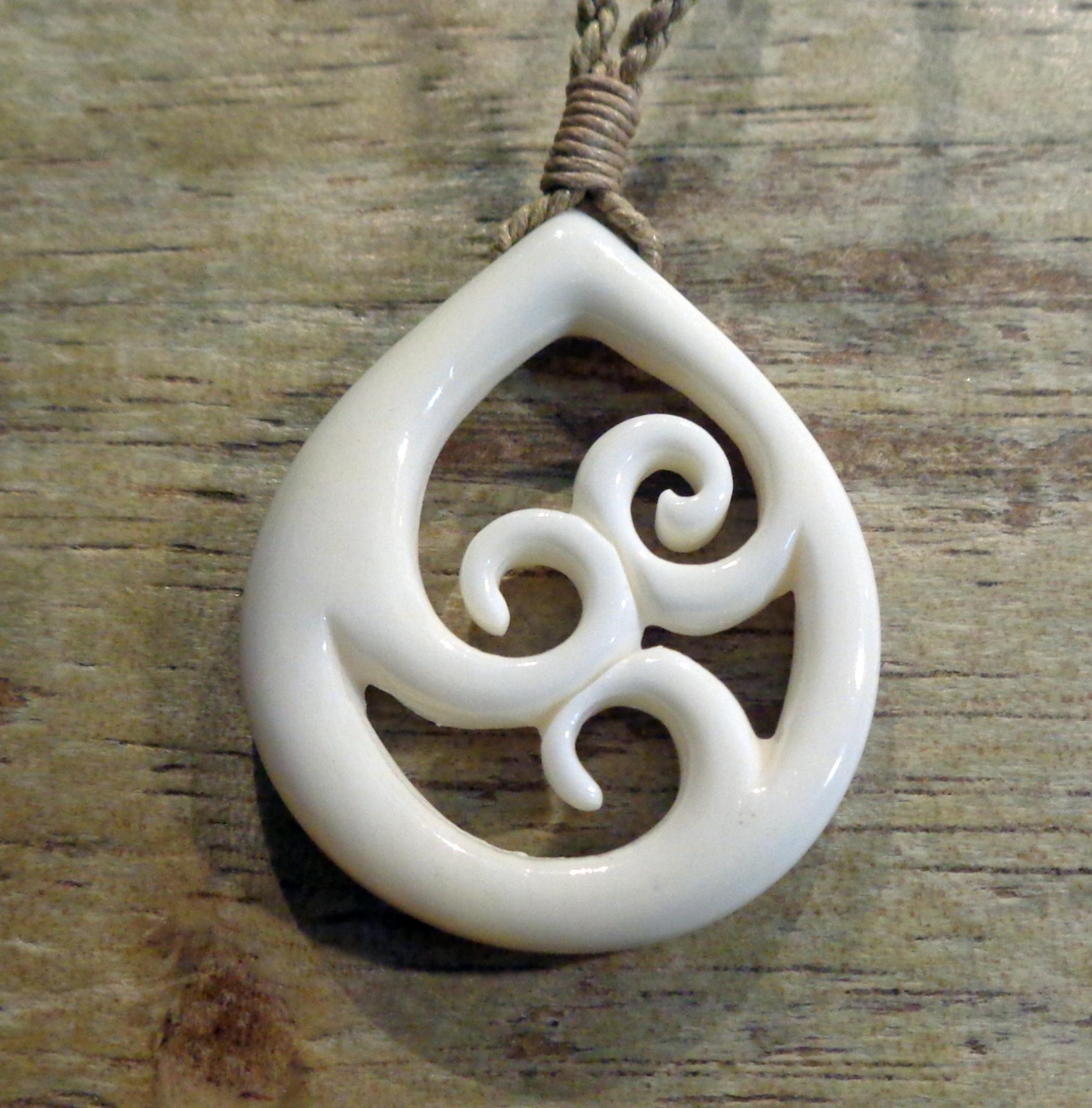 31.5MM CARVED WATER BUFFALO BONE MAORI KORU ETERNAL FRIENDSHIP PENDANT NECKLACE