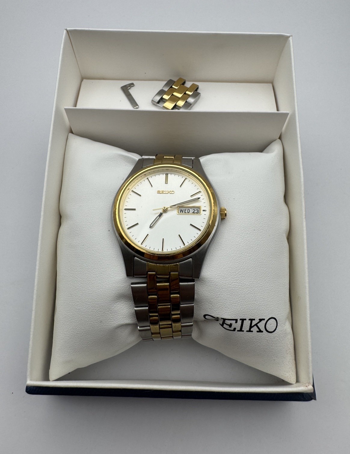 1998 Vintage Seiko Quartz Day-Date Two-Tone Men’s Watch – Seiko 7N43 Movement