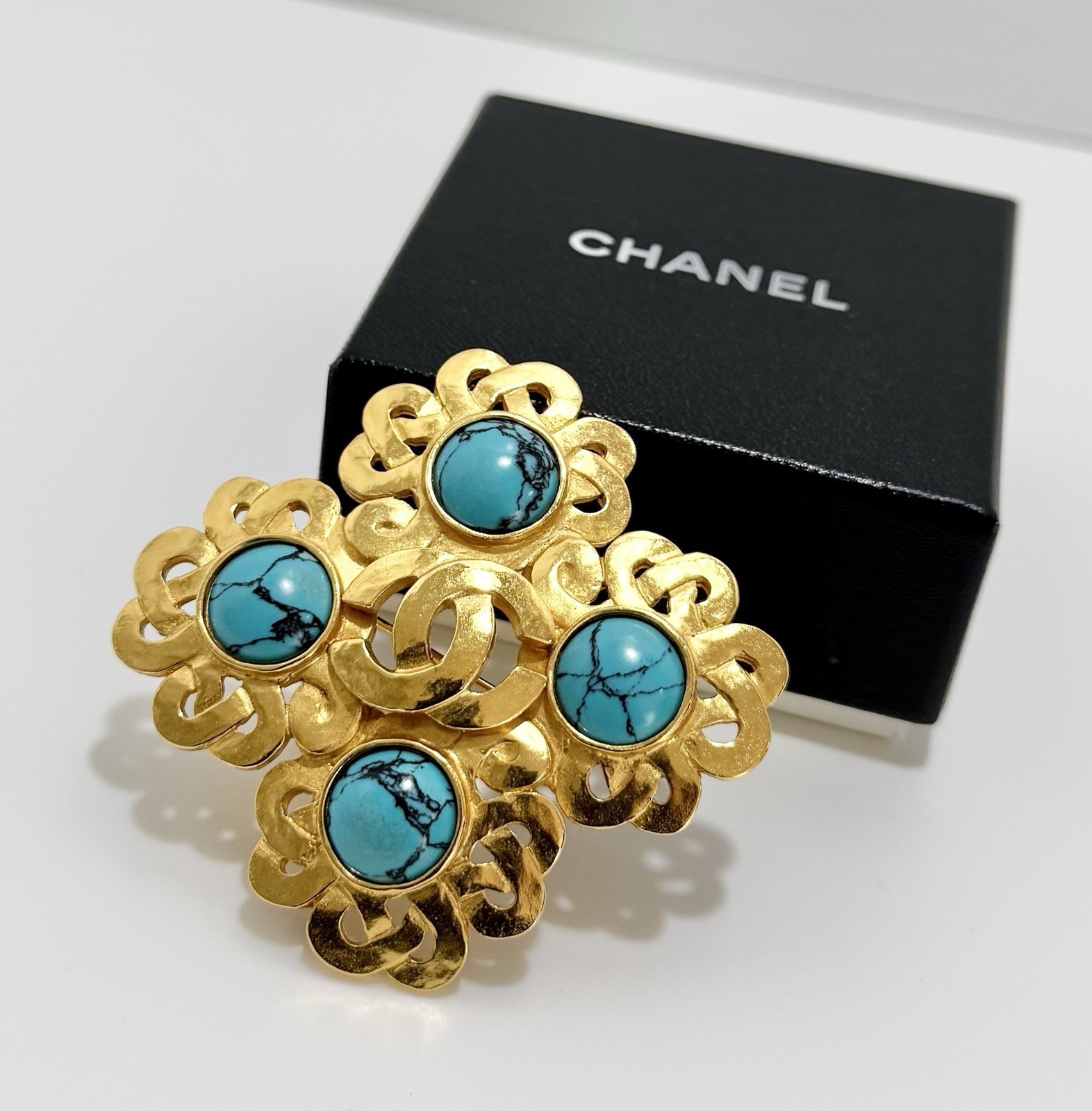 Chanel Turquoise Brooch Gold 97P Hammered Clover 24k Plated CC Vintage Very Rare