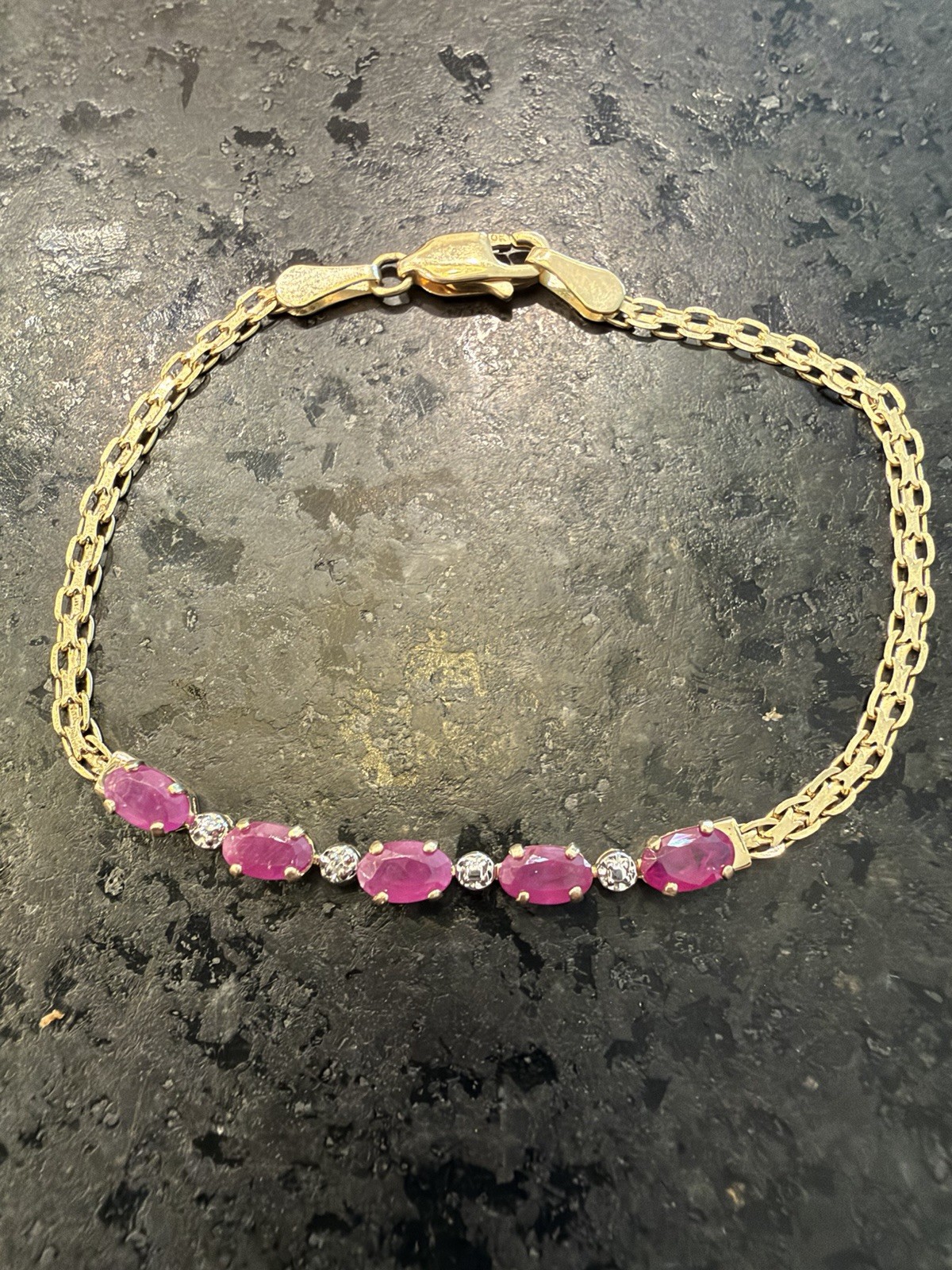 10K Yellow Gold – 5 genuine Rubies – Figaro Chain Bracelet 6in – Lobster Clasp