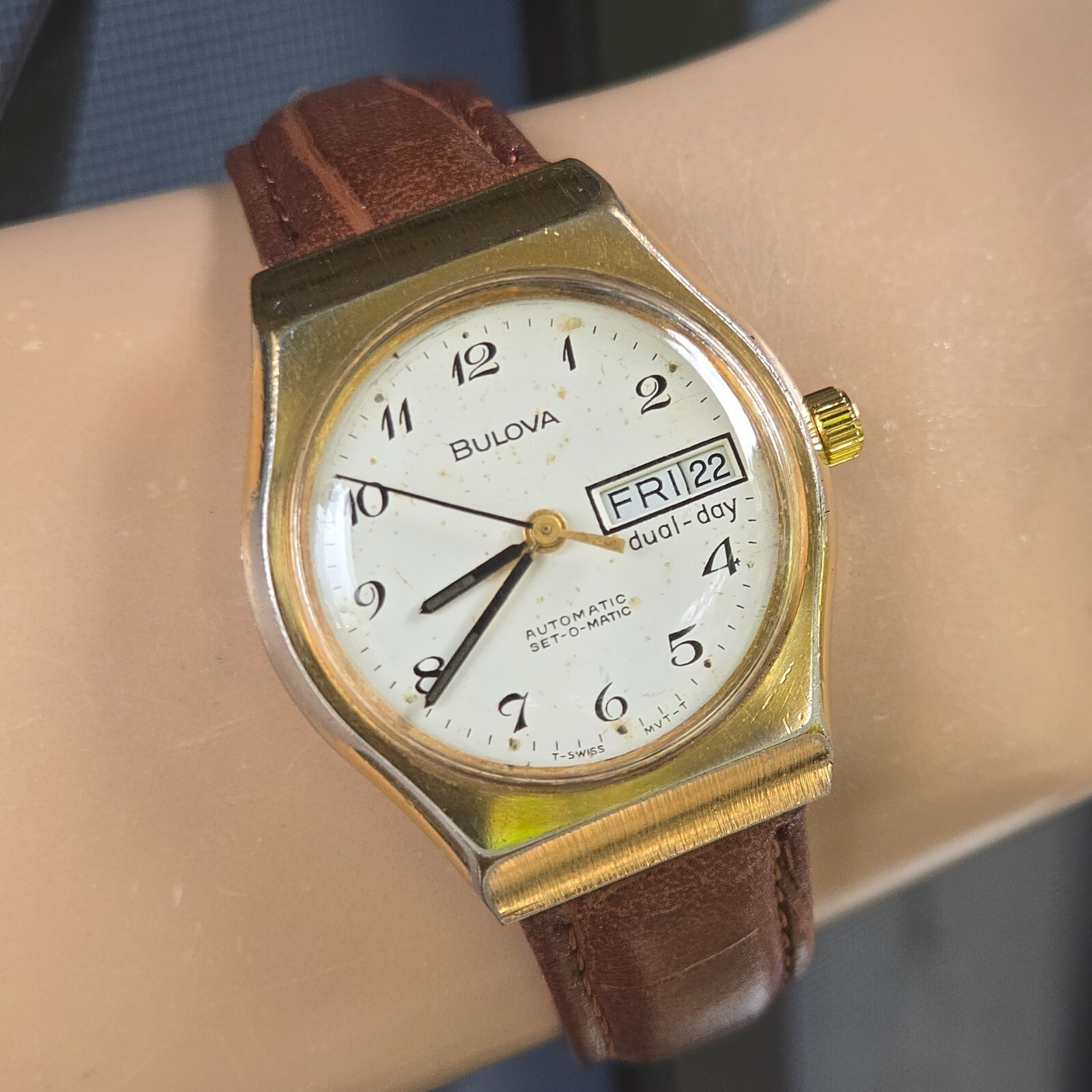 Vintage BULOVA men’s automatic watch day/date ETA 2879 swiss 1977