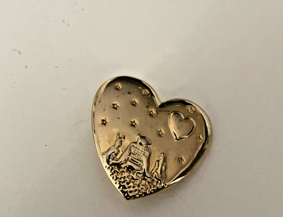 Shrek Fiona Donkey Heart Shaped Gold Tone Pin Dreanworks Variety Club 2002 DJ166