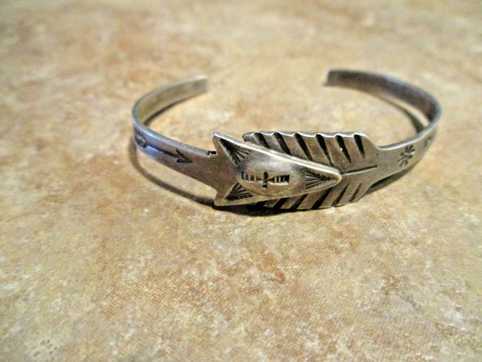 PETITE / SMALL OLD 1950’s Navajo Sterling Silver Stamped Design ARROW Bracelet