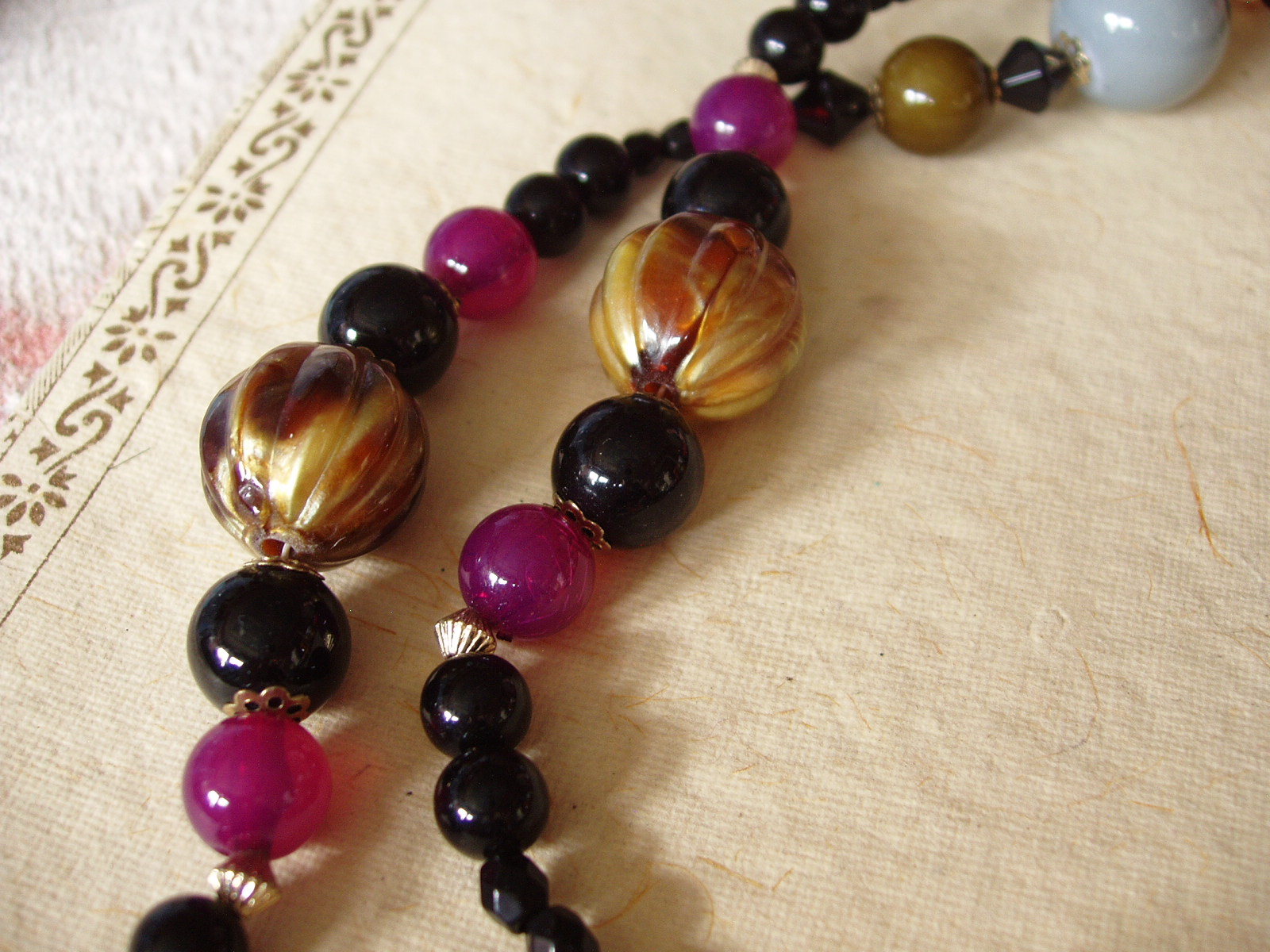 Vintage Necklace LUCITE multi color black purple gray green Plastic beads 40″