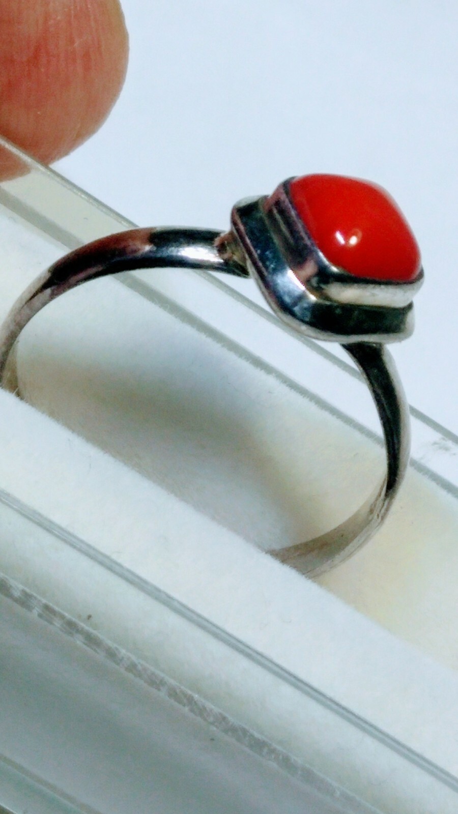 PLEASING NATURAL RED CORAL IN STERLING SILVER .925 RING SIZE BETWEEN 8.75-9.0
