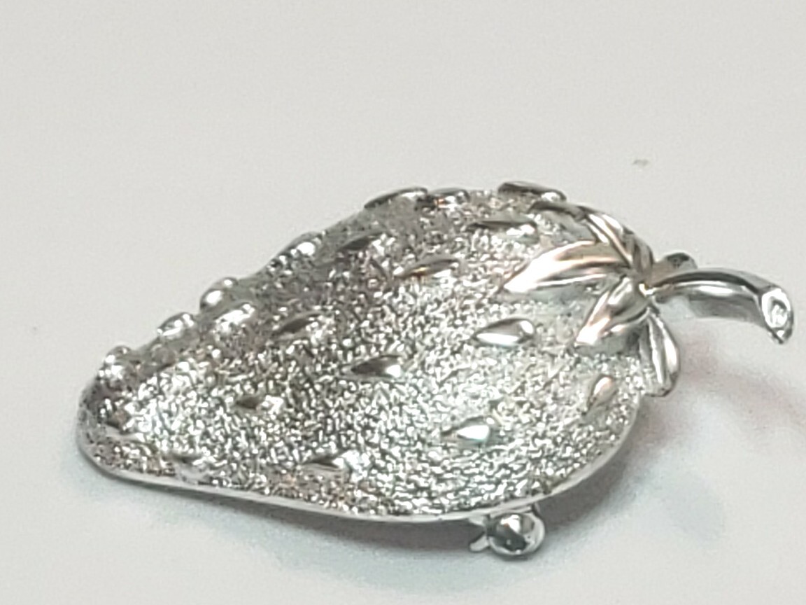 Sarah Coventry Silver Strawberry Silver Tone Metal Brooch Pin Lapel Scarf Pin