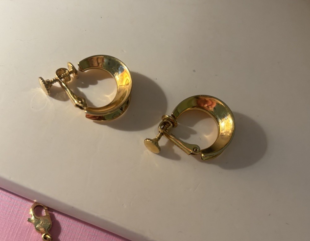 Vintage Napier Gold Tone Thick Round Hoop Huggie Clip-On Earrings Screw Back