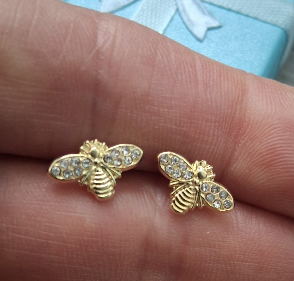 10k gold bumble bee screw back stud earrings / arete abeja de oro 10K de rosca.