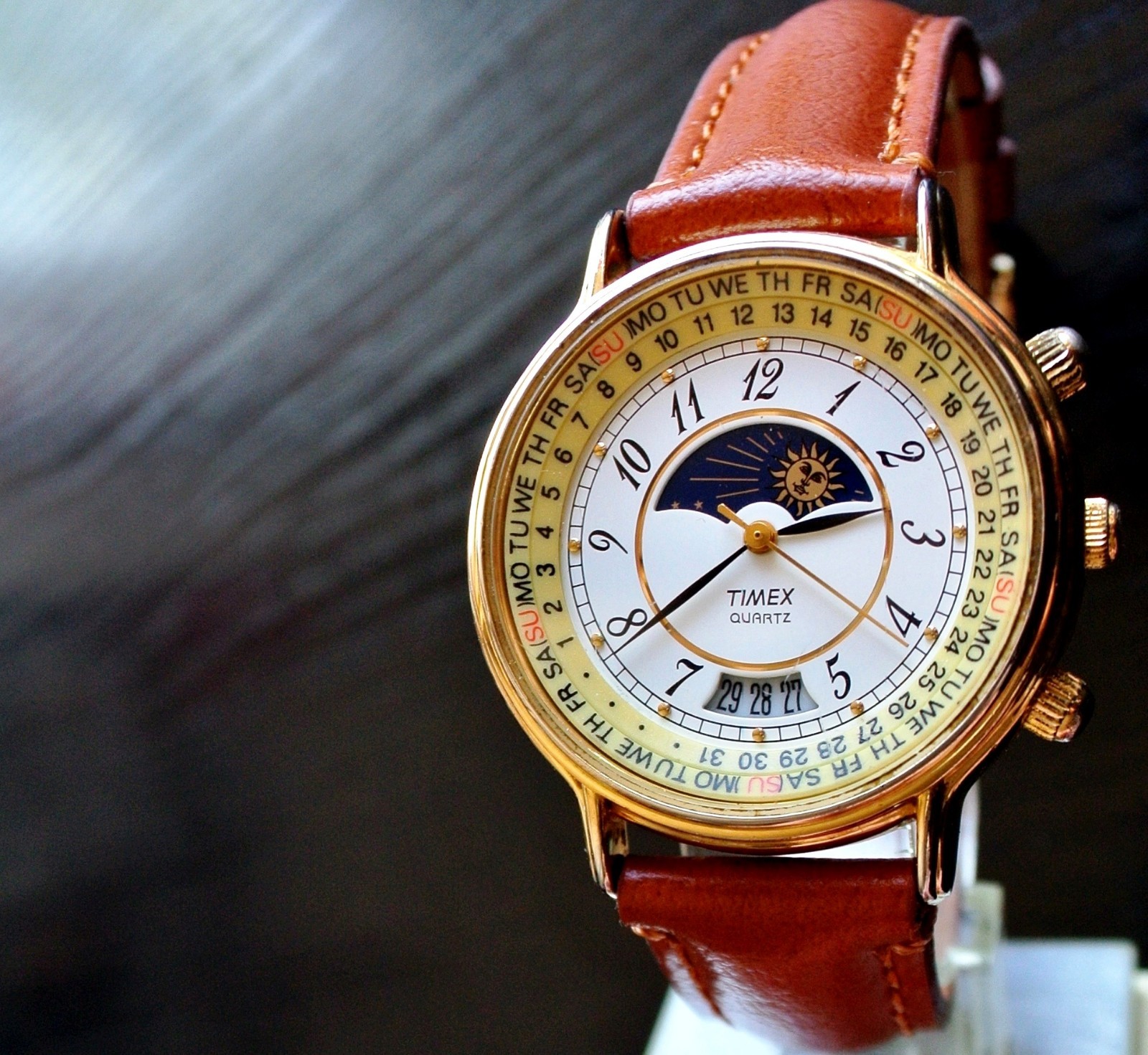 VINTAGE TIMEX SPORT CALENDAR DATE MOON PHASE QUARTZ MEN’S GOLDEN LEATHER WATCH