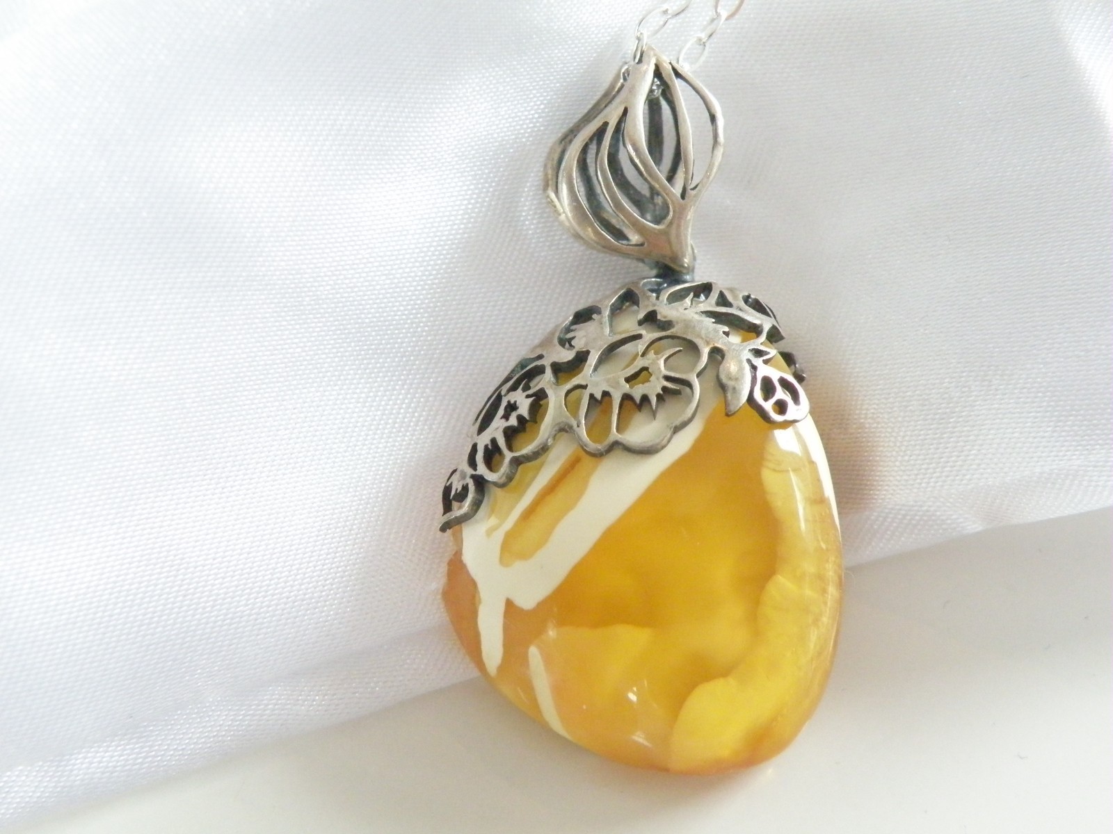 Vintage Sterling Silver 925 Butterscotch Egg Yolk Amber Pendant Necklace