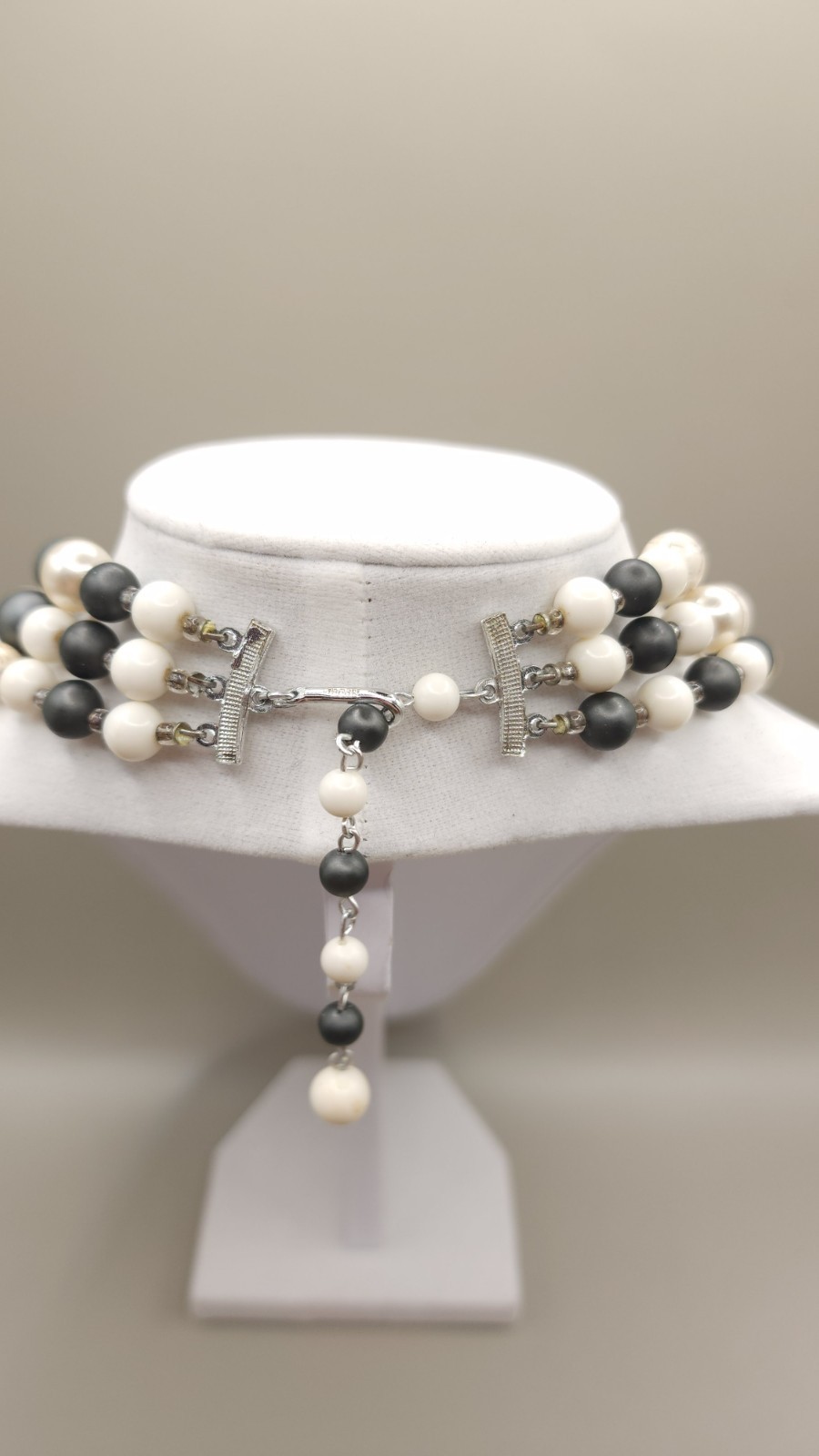 Vintage 50s-60s JAPAN 3 Strand Gray White Acrylic Beaded Statement 14″ Necklace