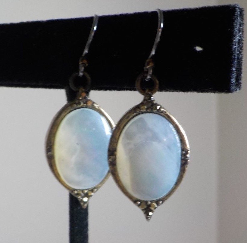 TWO TONE METAL OVAL HOOK ON EARRINGS WITH MOTHER OF PEARL DECOR 1.5″ X 5/8″