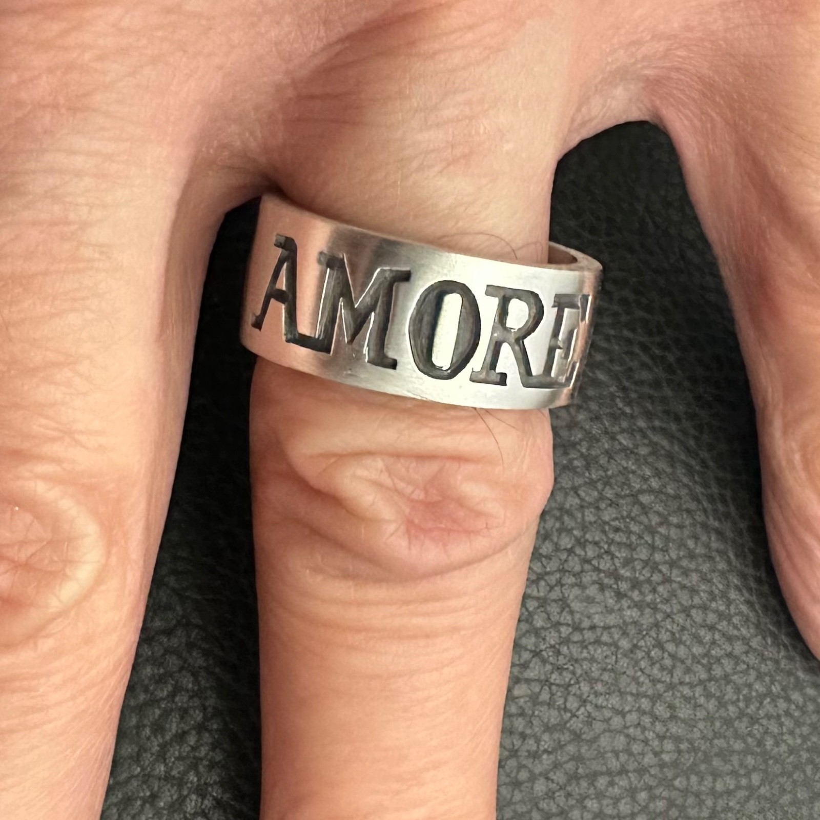 MJG STERLING SILVER UNISEX AMORE WEDDING BAND. SIZE 9. FREE SIZING. 16.5 GRAMS