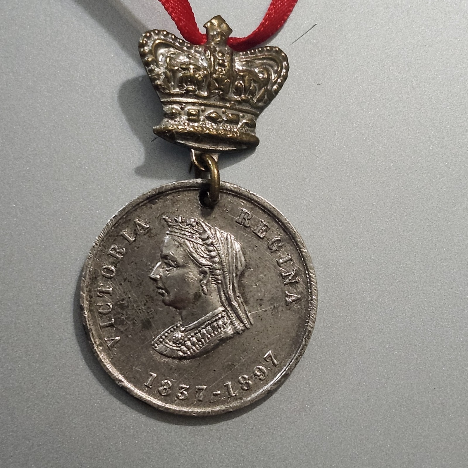 1837-1897 Queen Victoria Diamond Jubilee commemorative medallion crown pin