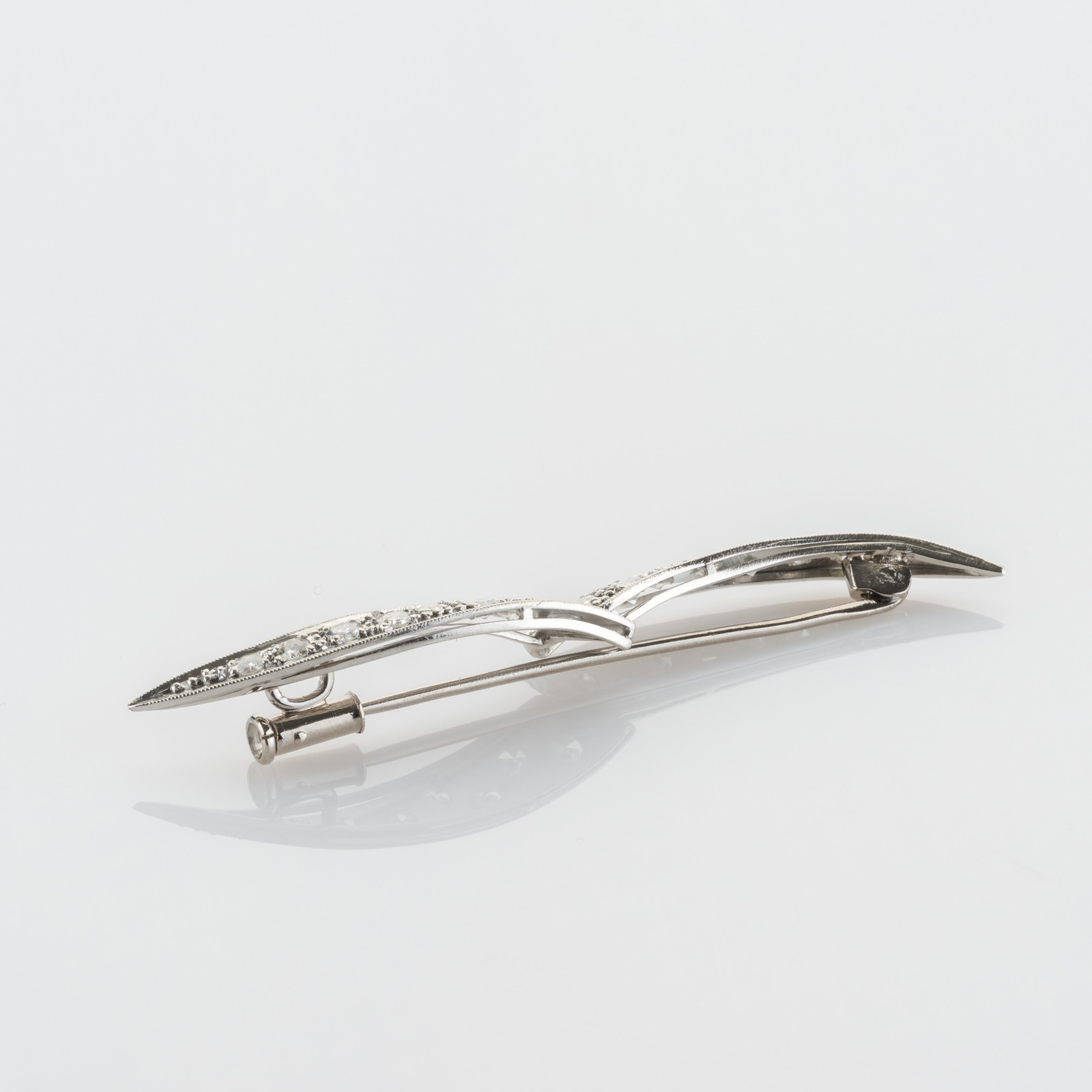 0.70 ct Diamond Brooch in 900 Platinum, Late Art Deco Design