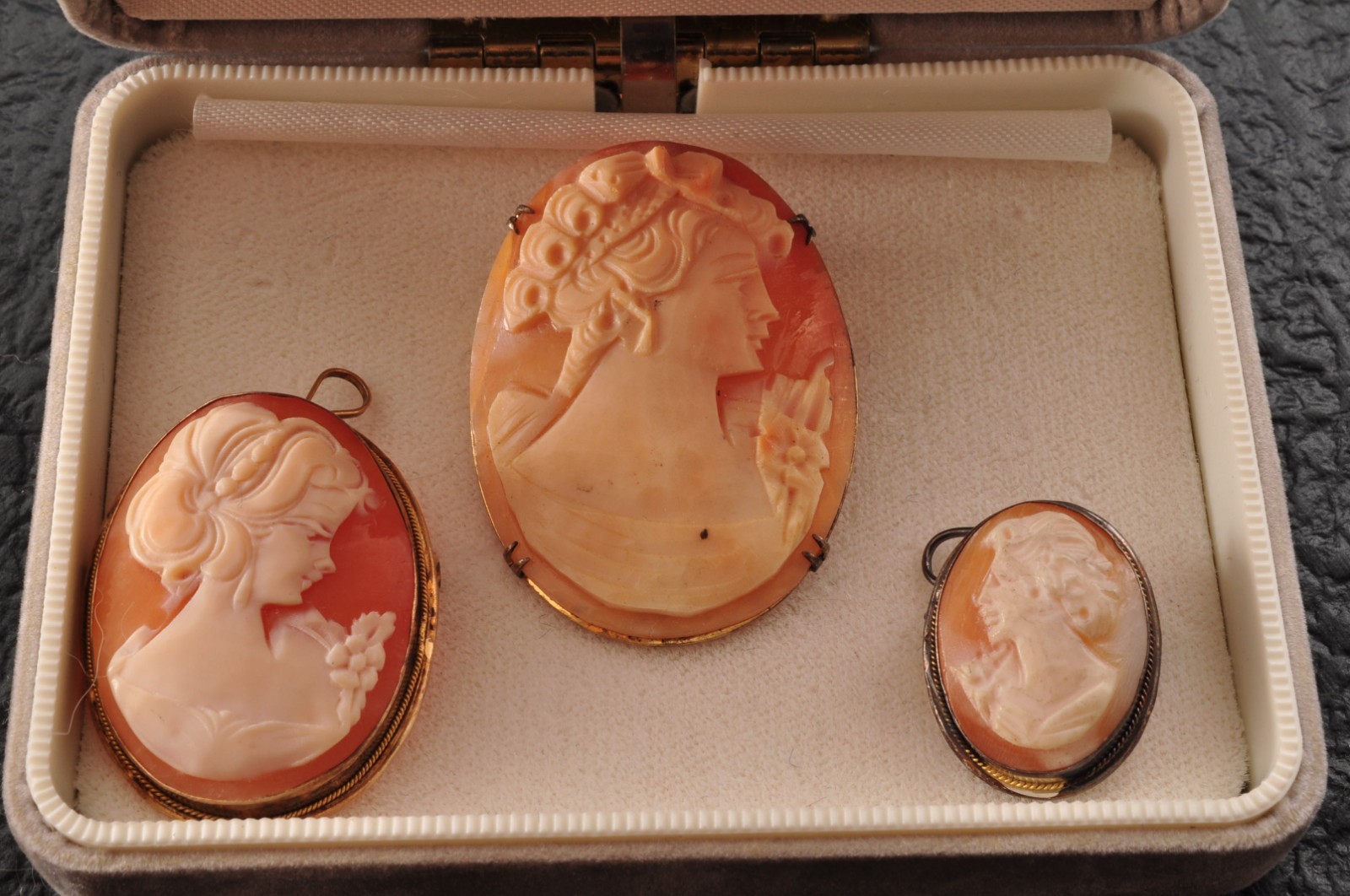 3 items vintage 925, 800 silver oval shell cameo brown and white (Total 75.5ct).
