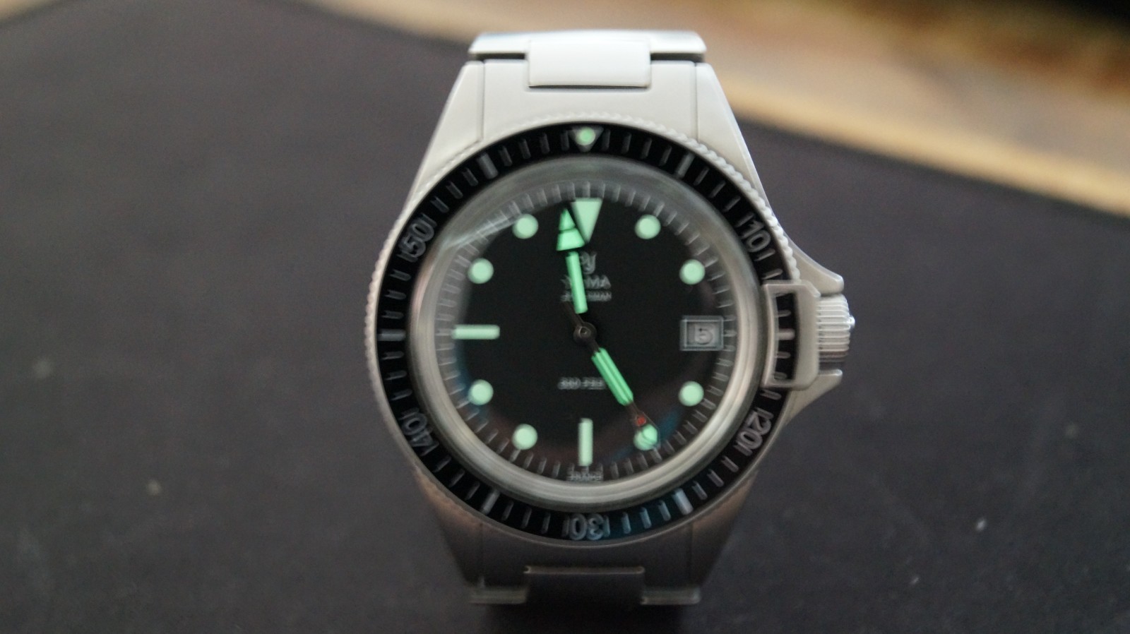 YEMA Superman Heritage Quartz 39mm Black Skin Diver YMHF1573-AM date @3