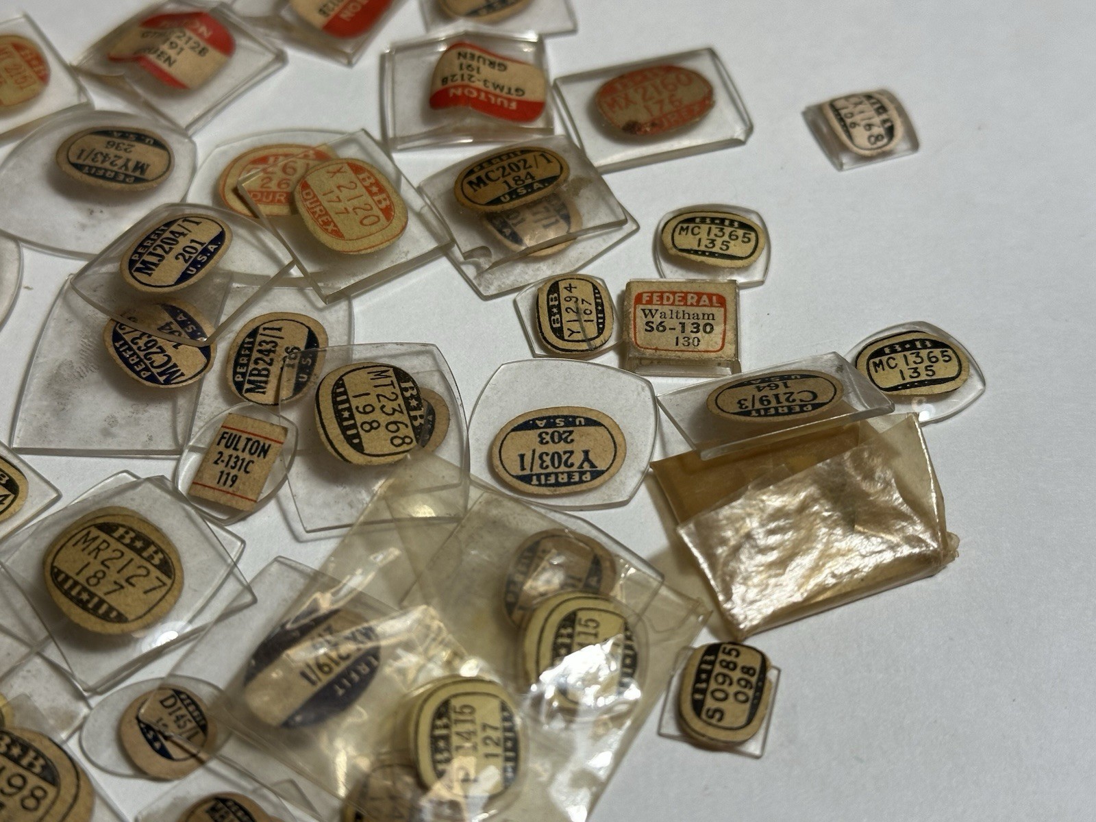 LOT OF 100 GLASS WATCH CRYSTALS WATCHMAKER REPLACEMENT PARTS VARIES BRANDS #27