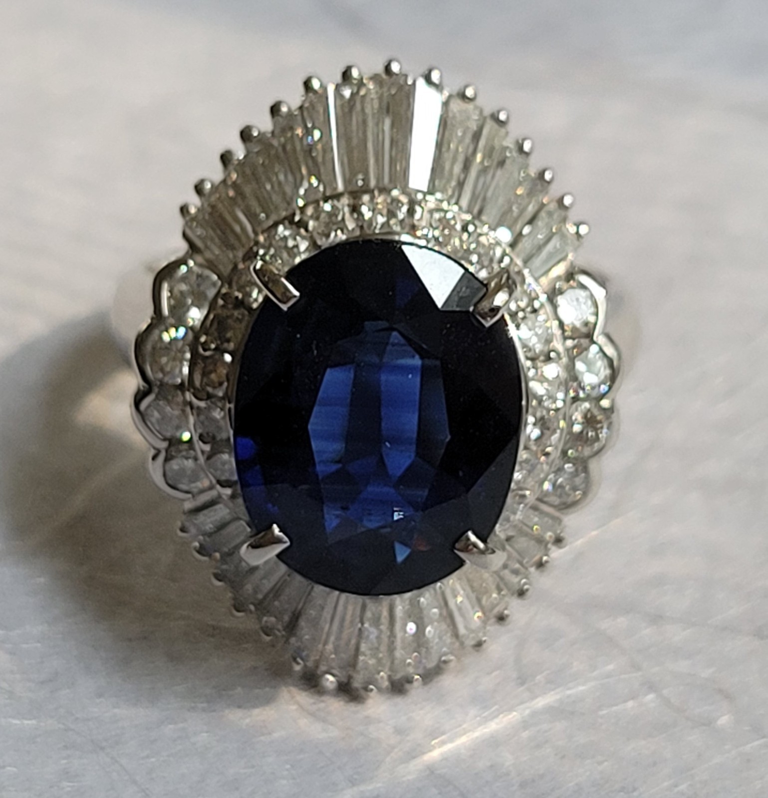 GORGEOUS ESTATE 4.90 CT OVAL CUT SAPPHIRE 1.47 CT DIAMONDS P900 RING SZ 6 – FS