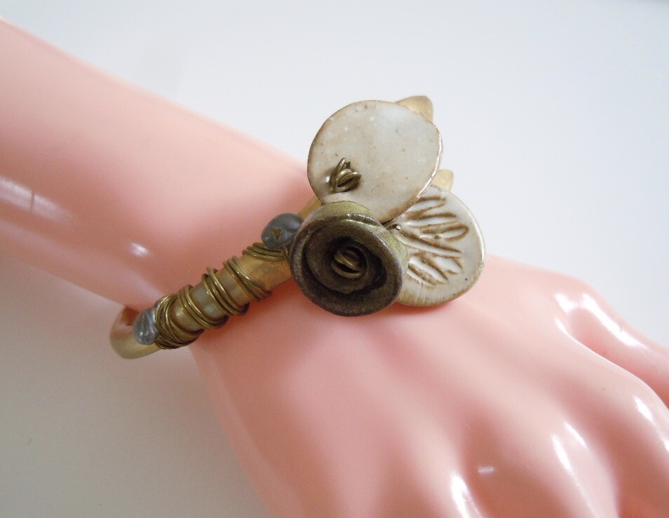 Bangle With Flower Decoration 81.4 G/6.8 X 6.6 Cm