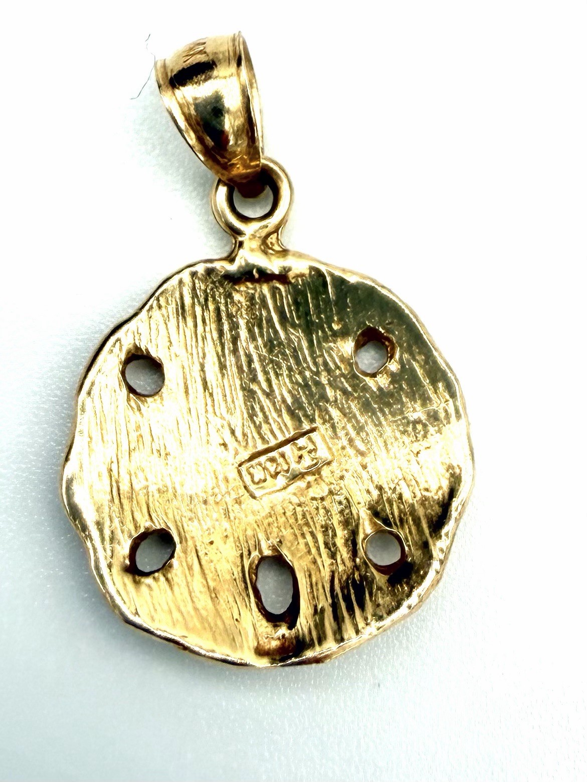 14K Solid Gold Sea Sandollar Pendant Signed TH 2.05g 25mm Long 16mm Wide Vintage