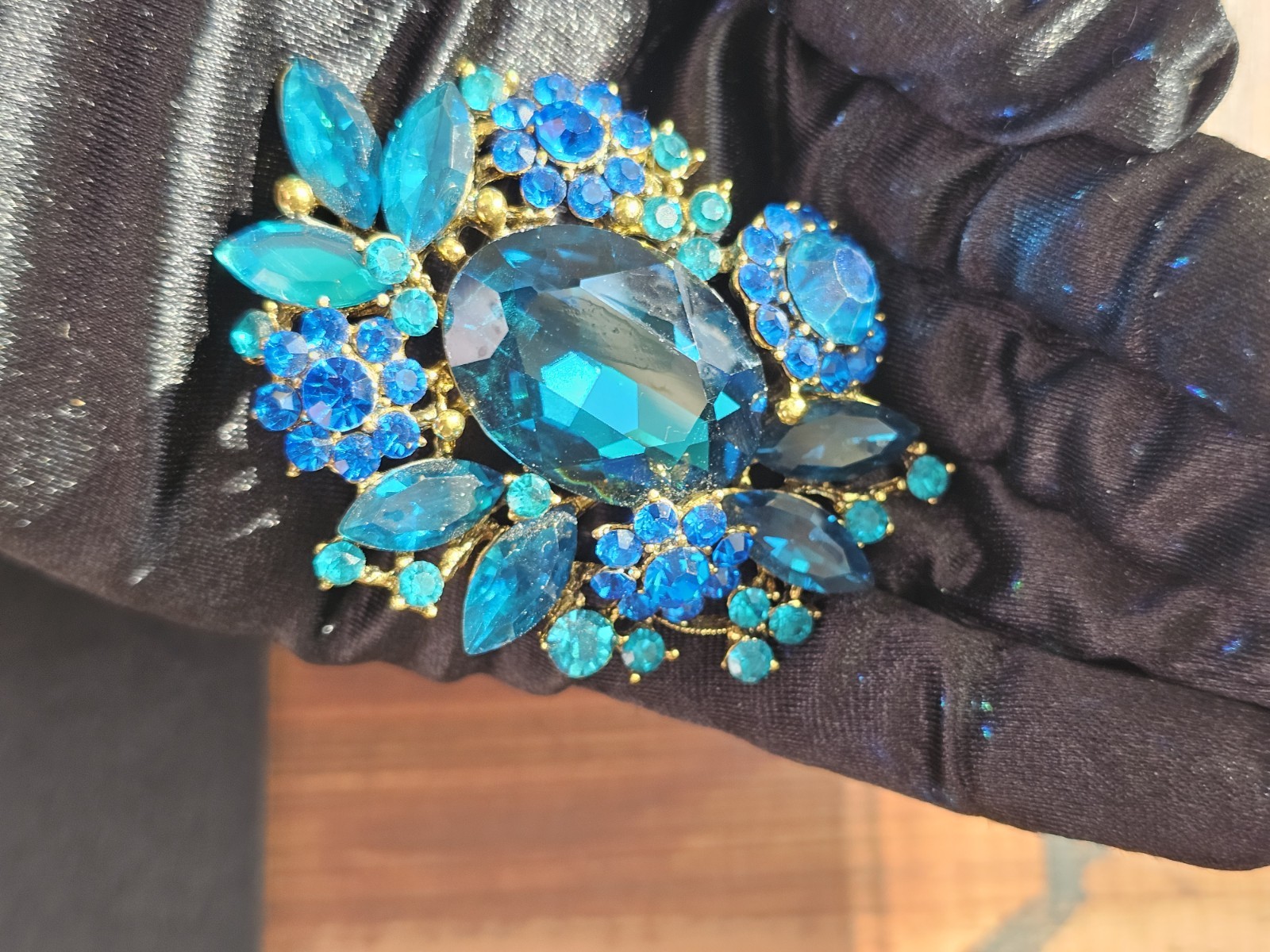 Large Brooch/Pendant Rhinestones Shades Of Blues Sparkling Bling Fashion Jewelry