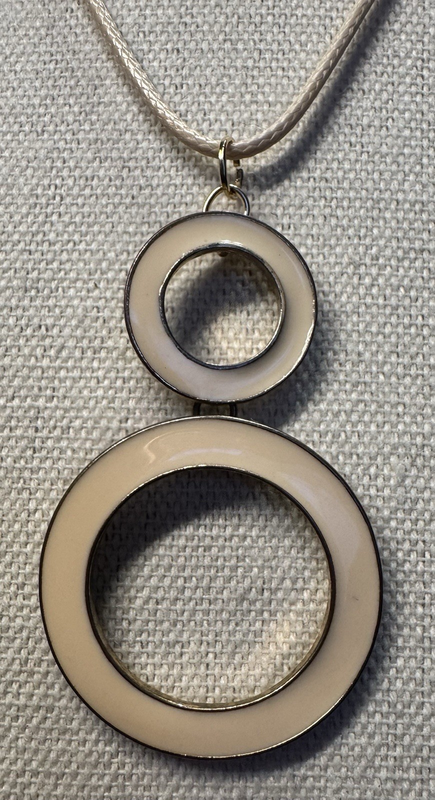 Vintage 1970’s Goldtone & Ivory Cream Enamel Round Pendant On Cord Necklace