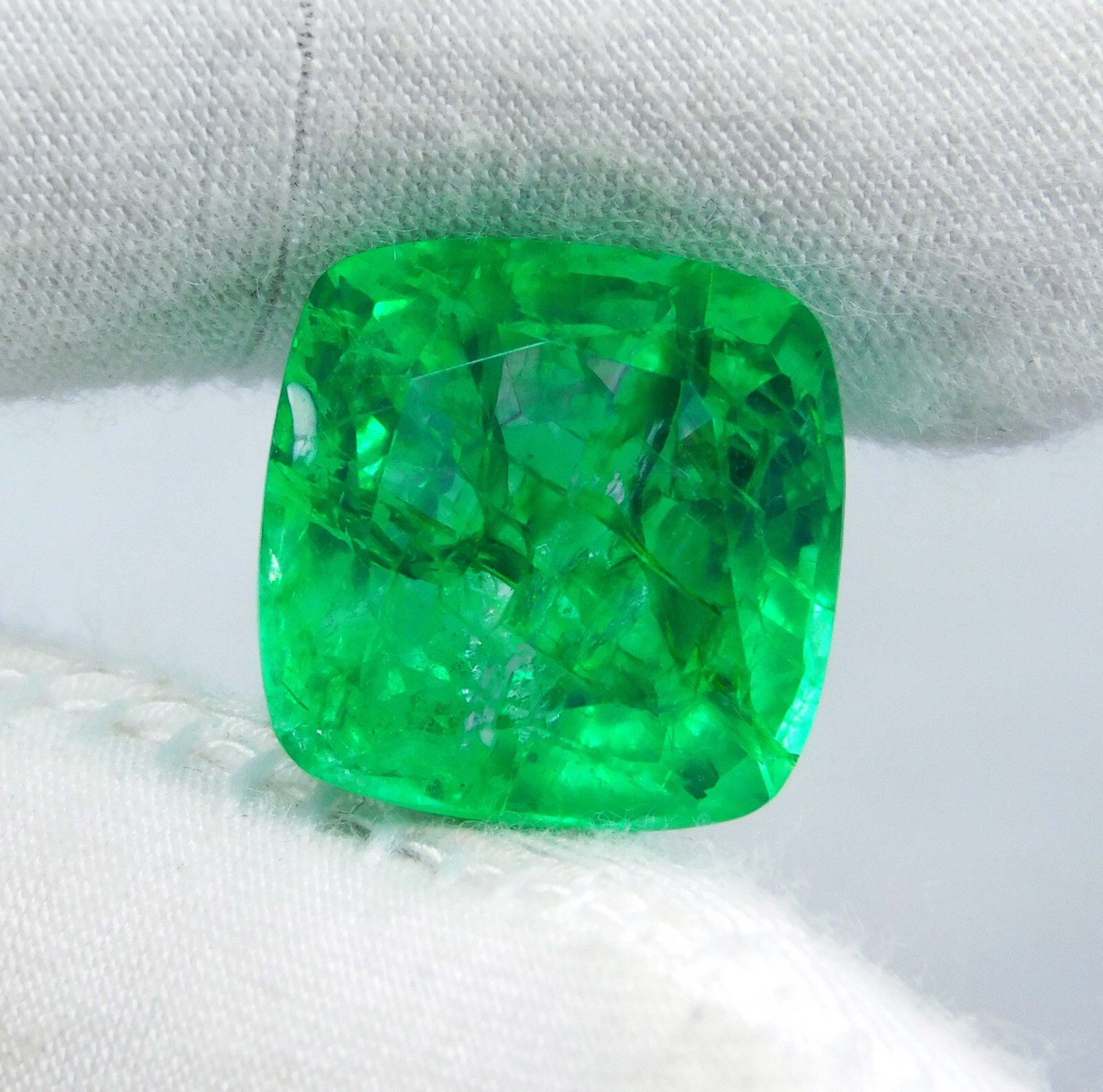 9.20 Ct Untreated Colombian Green Emerald – Natural Certified Loose Gemstone