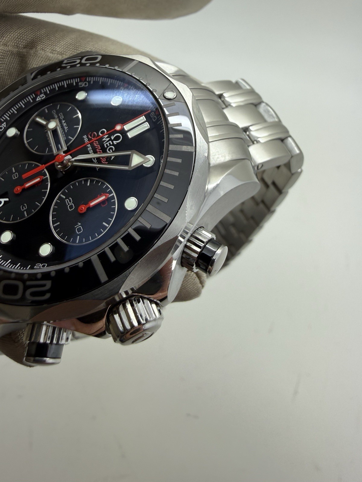 Omega Seamaster Chronograph Black Dial 44mm Steel Watch 212.30.44.50.01.001 B+P