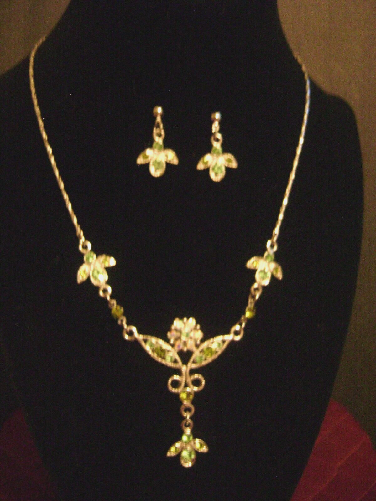 VTG PREMIER DESIGNS Silvertone Pink & Green CRYSTAL Pierced Earrings & Necklace.