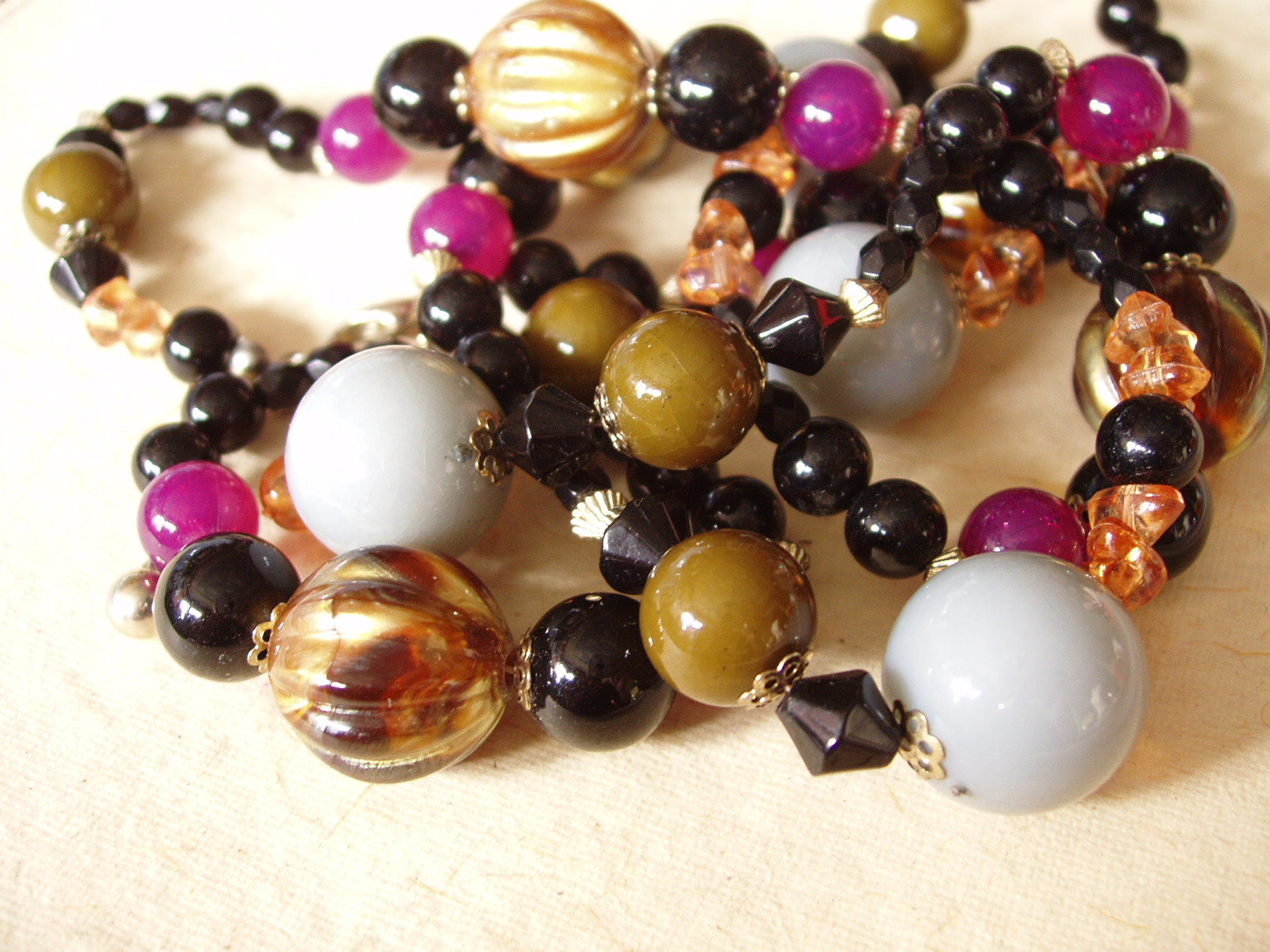 Vintage Necklace LUCITE multi color black purple gray green Plastic beads 40″