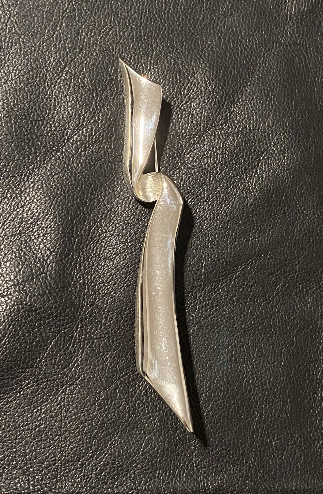 Rare 1988 Signed JJ Silver Tone Twist Ribbon Large 4.5”L Brooch Stunning Modern