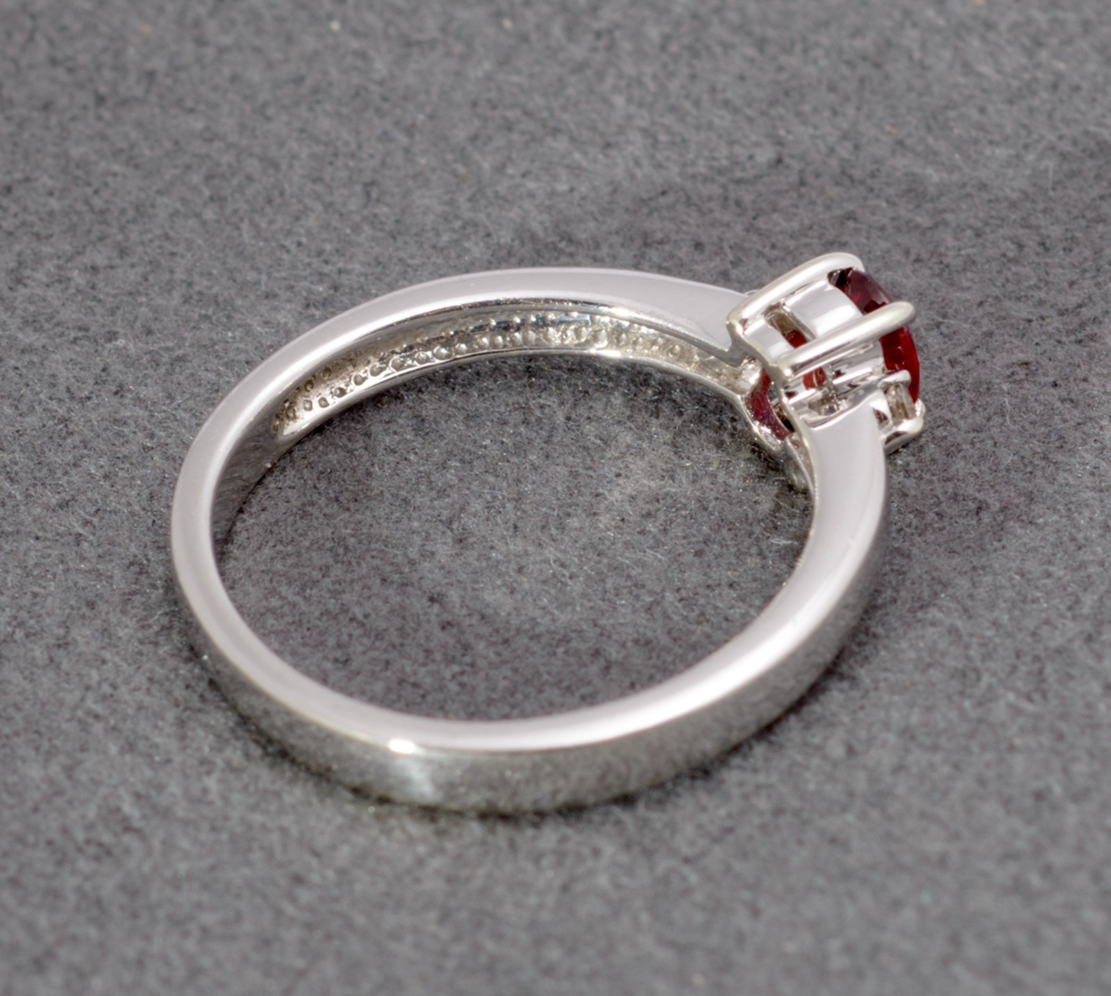 9ct White Gold Ring – Lab Created Ruby / White Topaz – Size N – Hallmarked 2007