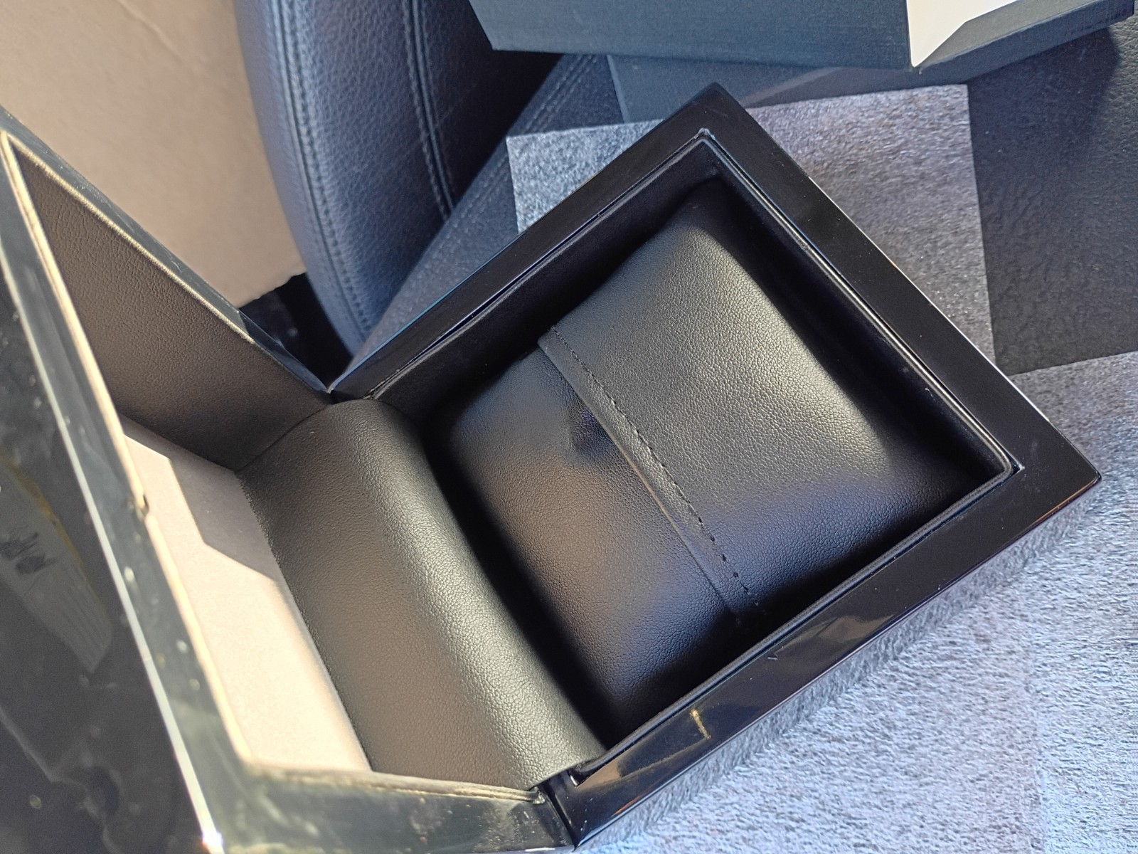 Premium Warner High-Gloss Black Watch Box – Luxury Gift & Display Cases