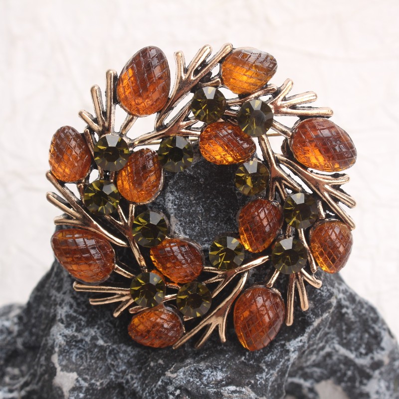 Vintage Pinecone Wreath Brooch: Unique Jewelry Accessory for Ladies,Perfect Gift