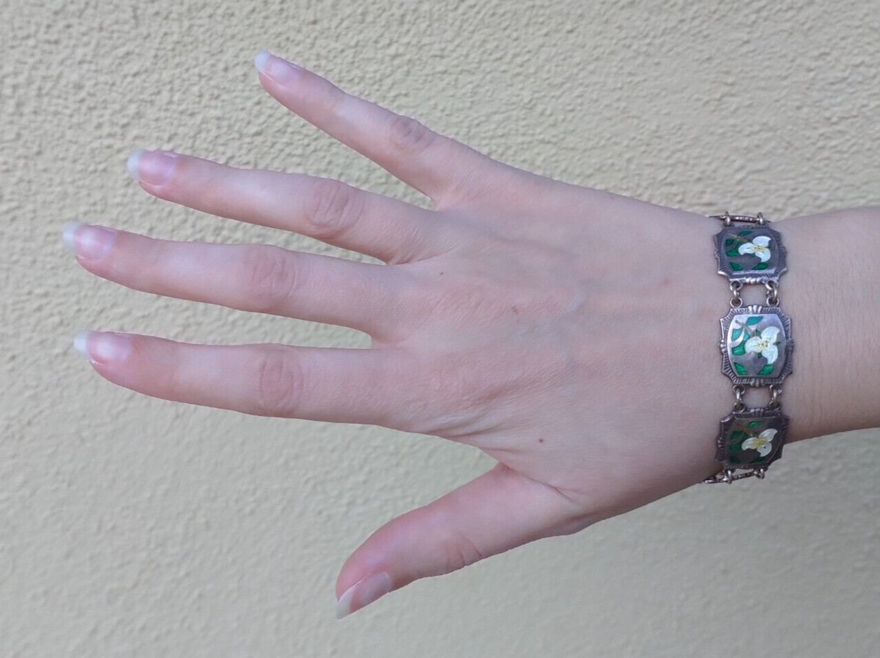 VINTAGE BREADNER MANUFACTURING STERLING ENAMEL TRILLIUM FLOWERS LINK BRACELET*