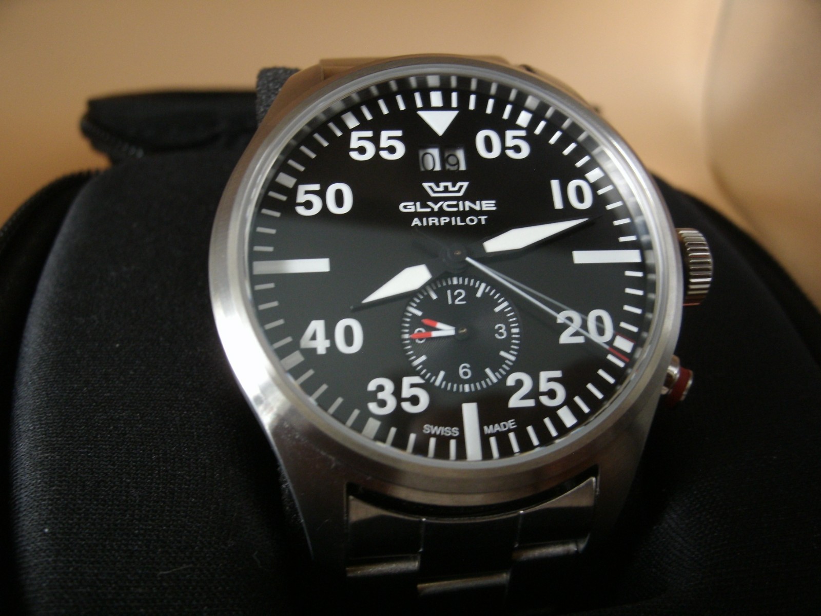 Glycine AirPilot Dual time watch, working and keeping time.