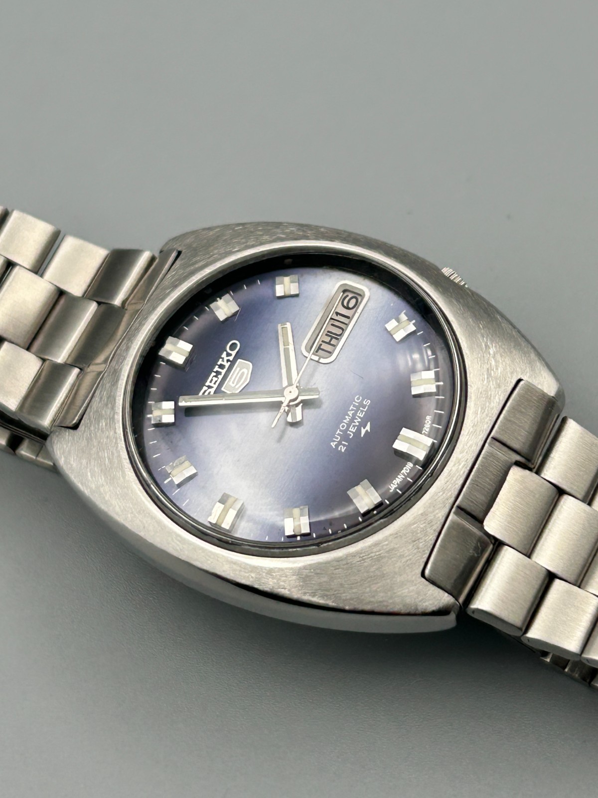 Vintage Seiko 5 Automatic Gradient Blue 21J Day/Date Men’s Wrist Watch Japan
