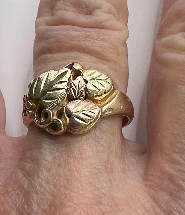 Landstrom’s Black Hills gold ring 10 karat size 6.75 Multi Toned Gold 3.4 grams